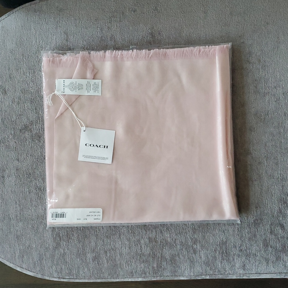 BNWT Coach Extra Fine Wool Rectangular Scarf In Blush Pink - Picture 6 of 6